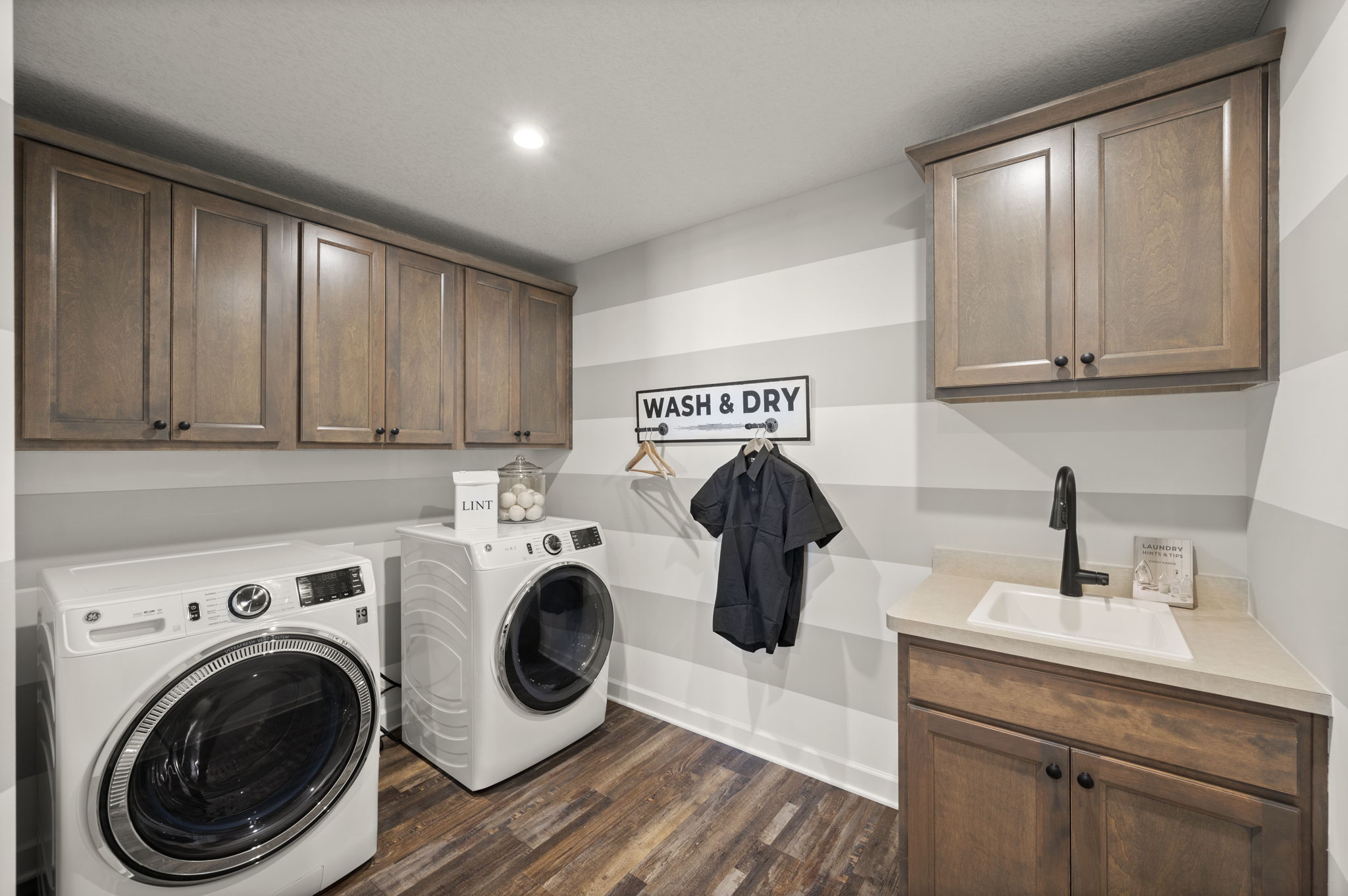 Laundry Room With Wash-Dry Wall Art / Hanging Rods
