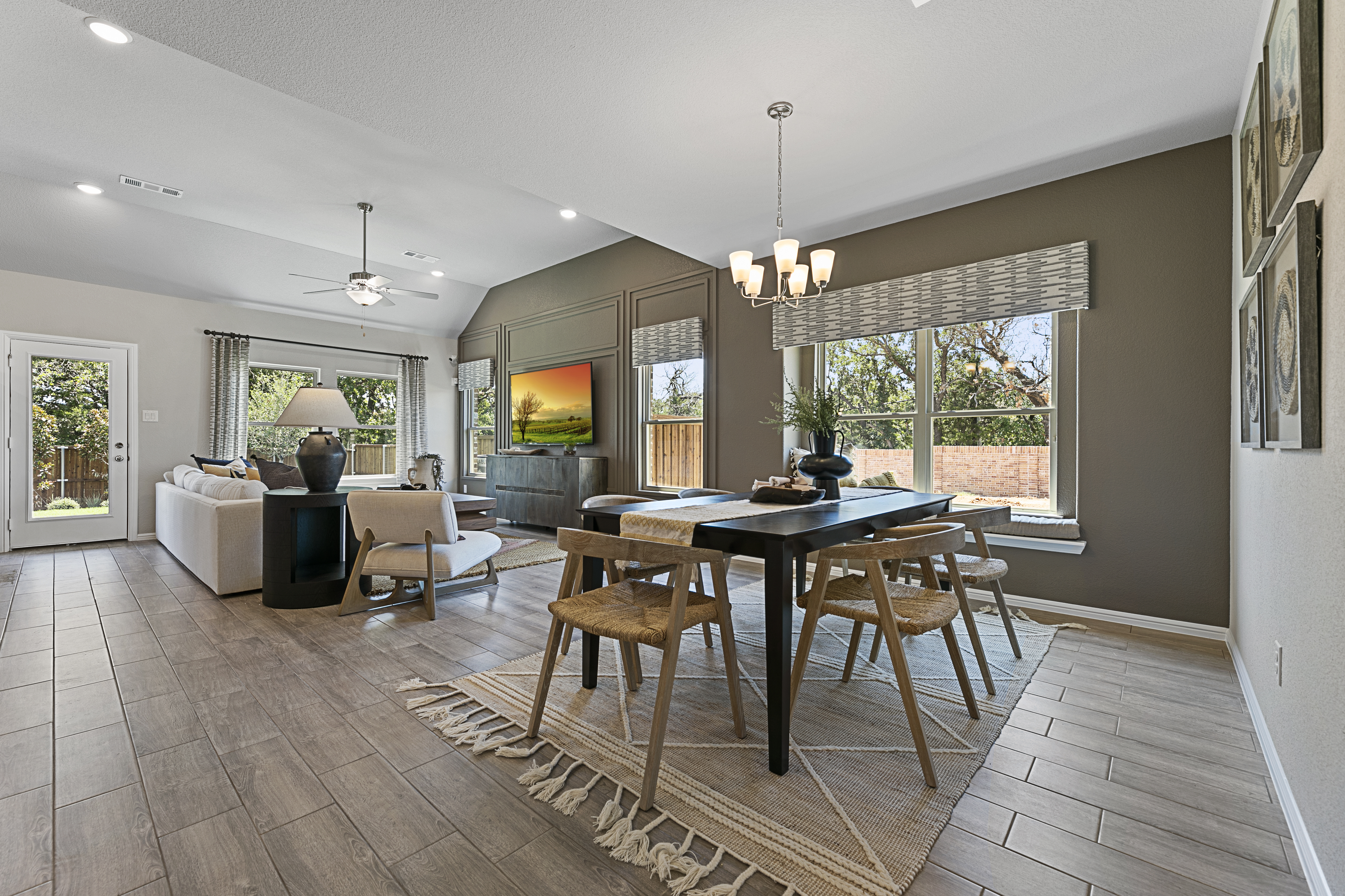 Dining Room With Autumnal, Neutral Décor