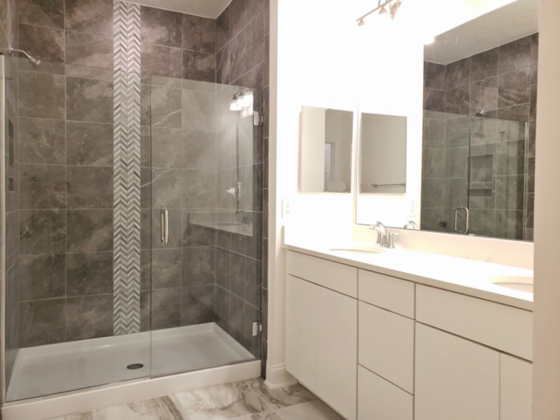 Bungalow Series Owner's Bathroom