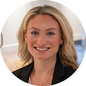 Alexa Curbelo | Email Signature Headshot
